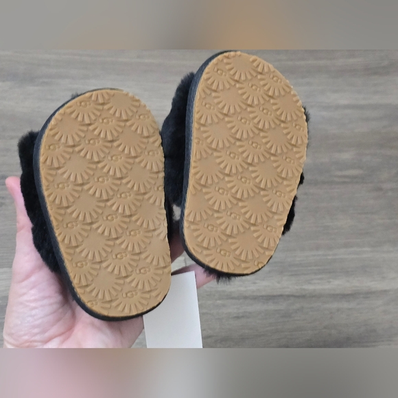 UGG Fluff Yeah Slide Infant Black NWT Fur Cozy Comfy Size Medium 04/05 - Picture 4 of 9